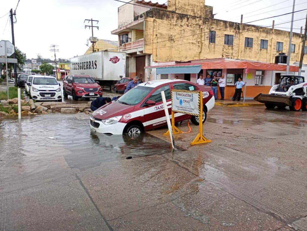 Automóvil se hunde en hoyanco de Avenida Miguel ÃÂngel de Quevedo