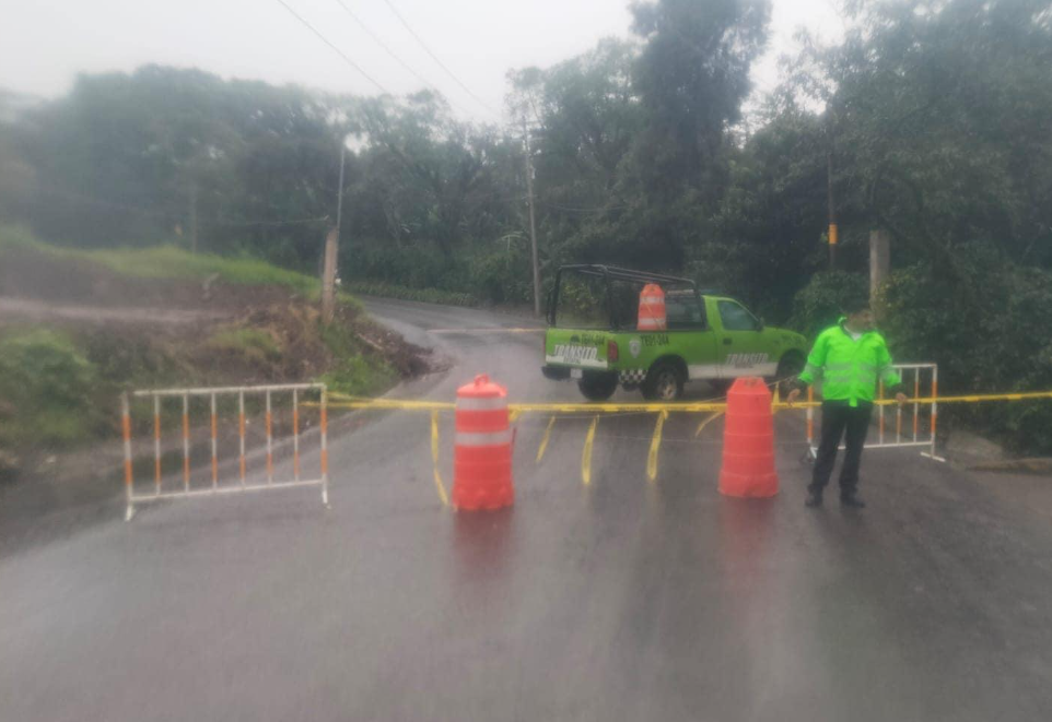 Cierre de carretera Zimpizahua-Xico afecta tránsito vehicular