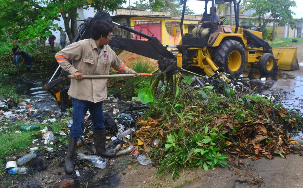 Coatza ayuda a familias afectadas por fuertes lluvias