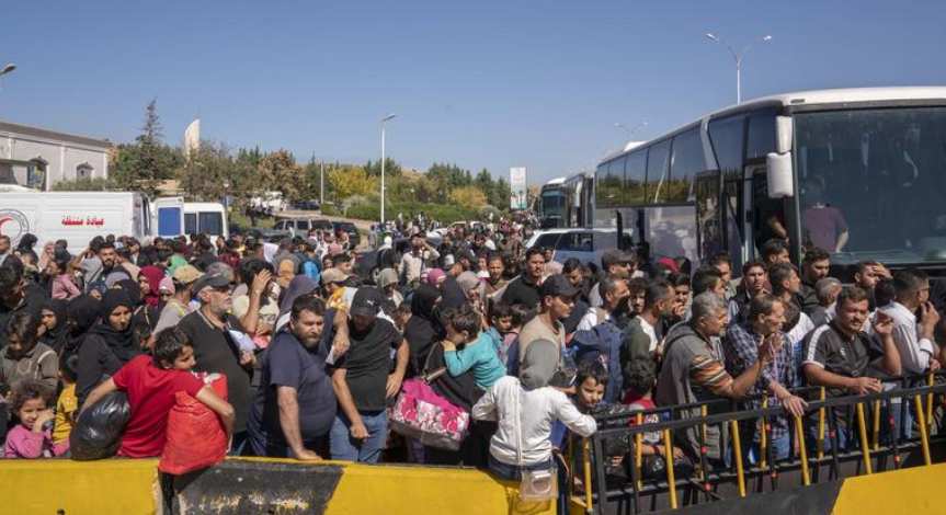 Israel ataca pasos fronterizos ante huida de civiles libaneses