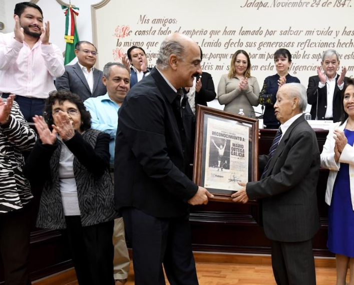 Reconocen la trayectoria de Mario "El Papelero" Ortega en Xalapa