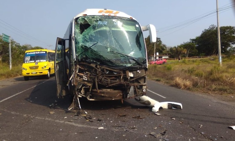 Accidente de AU con transporte pollero en MedellÃÂn de Bravo