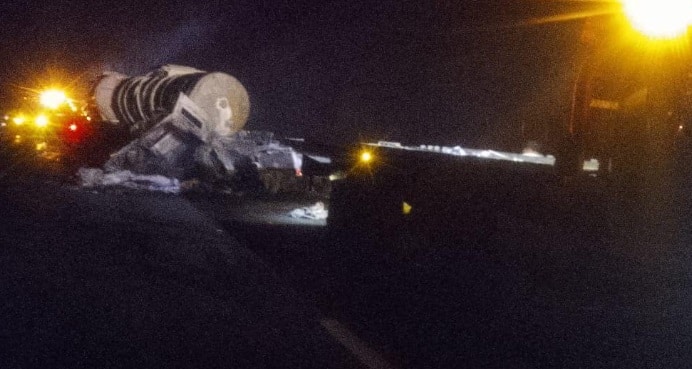 Accidente de tractocamiones deja unidad calcinada en autopista