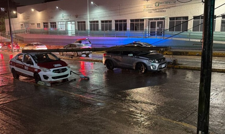 Accidente en Coatzacoalcos: camioneta choca contra poste caÃÂdo