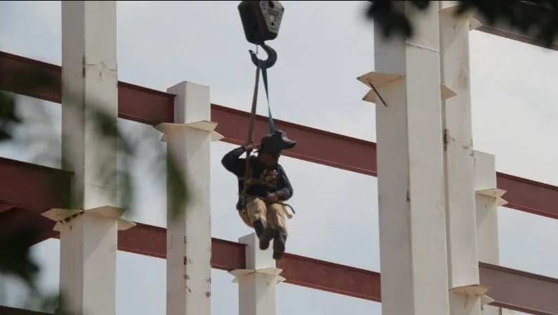Alto riesgo soldadores a 25 metros en Ciudad Judicial Coatzacoalcos