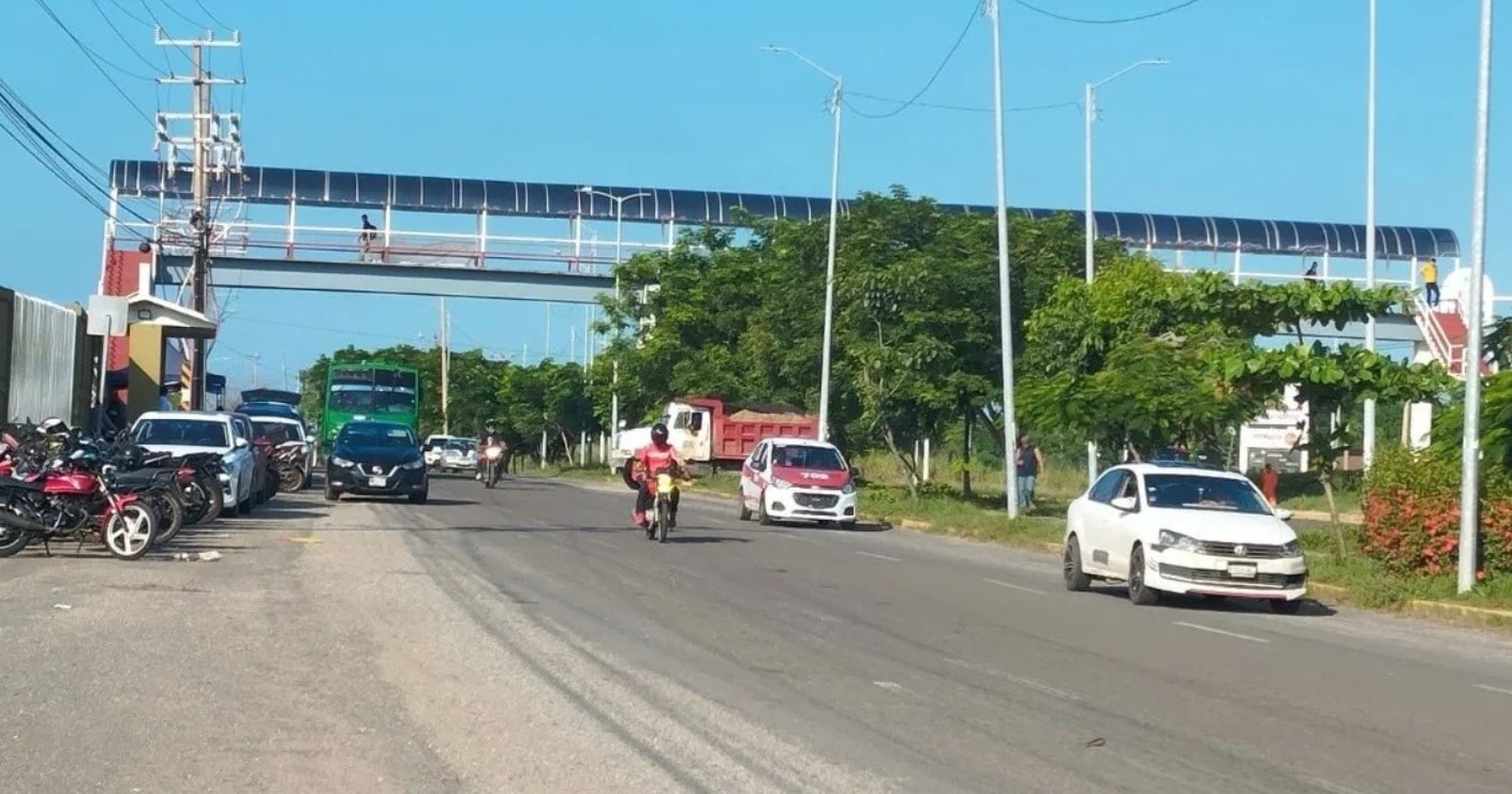Alumnos ignoran puente peatonal a pesar de accidentes constantes