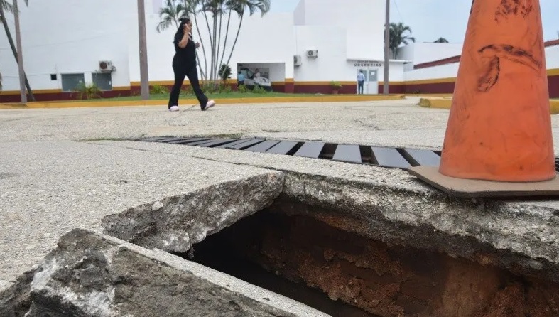Ambulancias en riesgo por socavón en clÃÂnica ISSSTE Coatzacoalcos