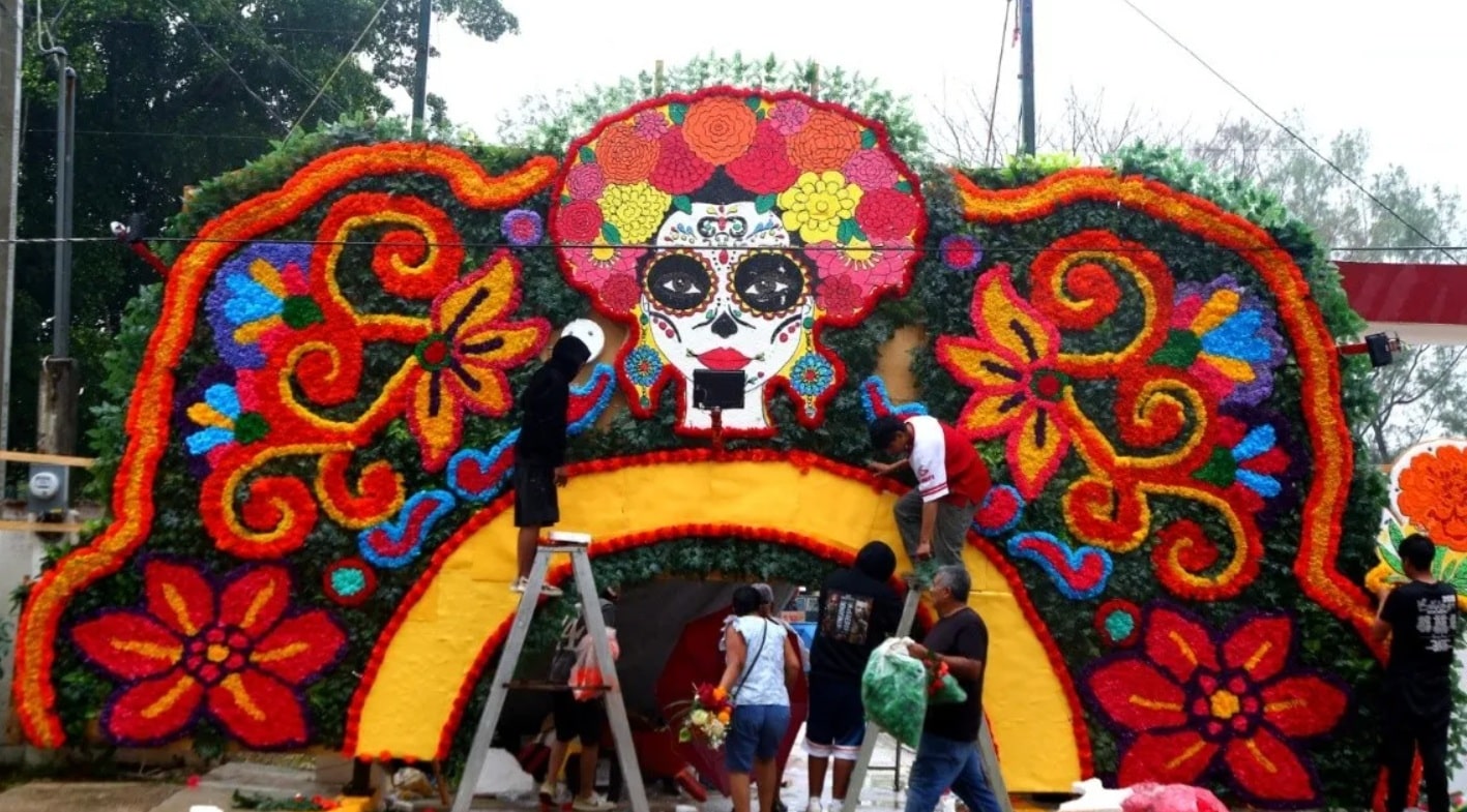 Arcos florales embellecen panteones en Coatzacoalcos