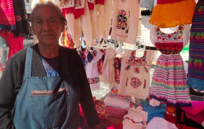Artesanos reportan baja en ventas de trajes guadalupanos