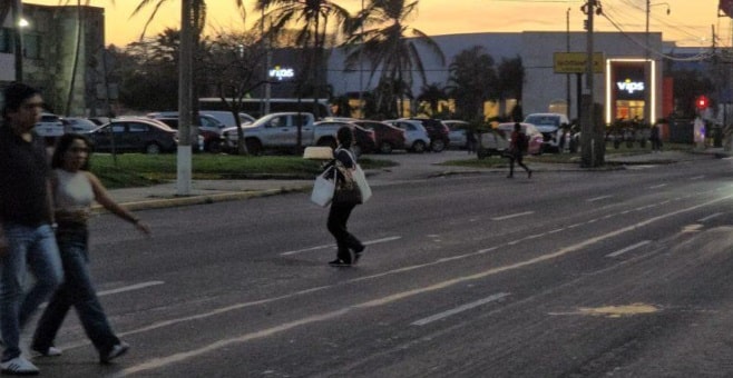 Aumenta el riesgo vial: peatones ignoran cruces en Coatzacoalcos