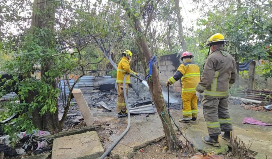 Bomberos controlan incendio en Colonia LÃƒÂ³pez Mateos, Coatzacoalcos