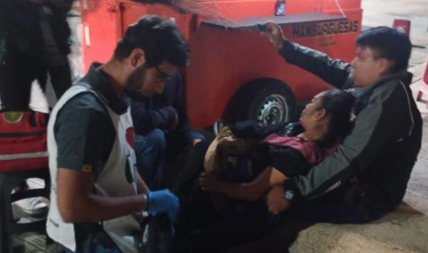 Camioneta choca contra puesto de hamburguesas en Coatzacoalcos