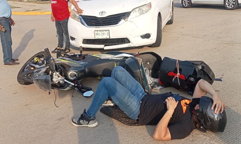 Camioneta embiste a motociclista en el malecón de Coatzacoalcos