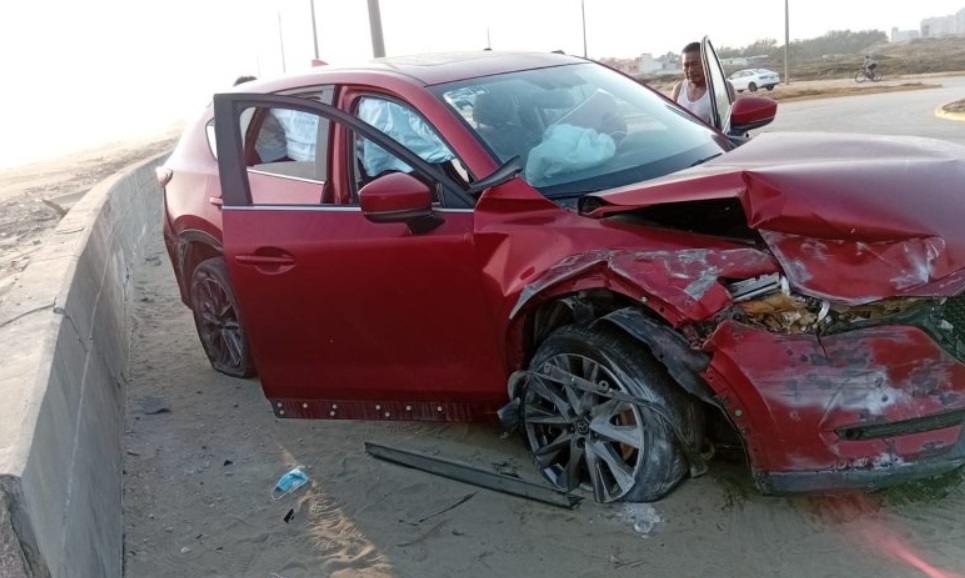 Camioneta se impacta contra muro en Coatzacoalcos