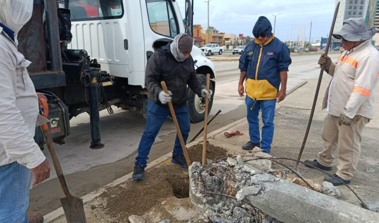 Cambio de postes deteriorados en el malecÃƒÂ³n de Coatzacoalcos