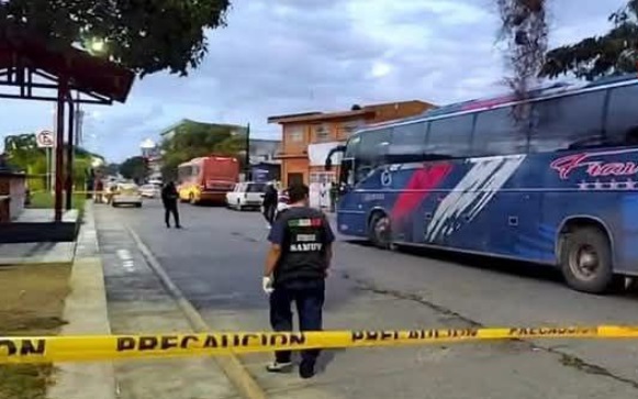 Chofer de autobús muere aplastado por su unidad en Cosamaloapan