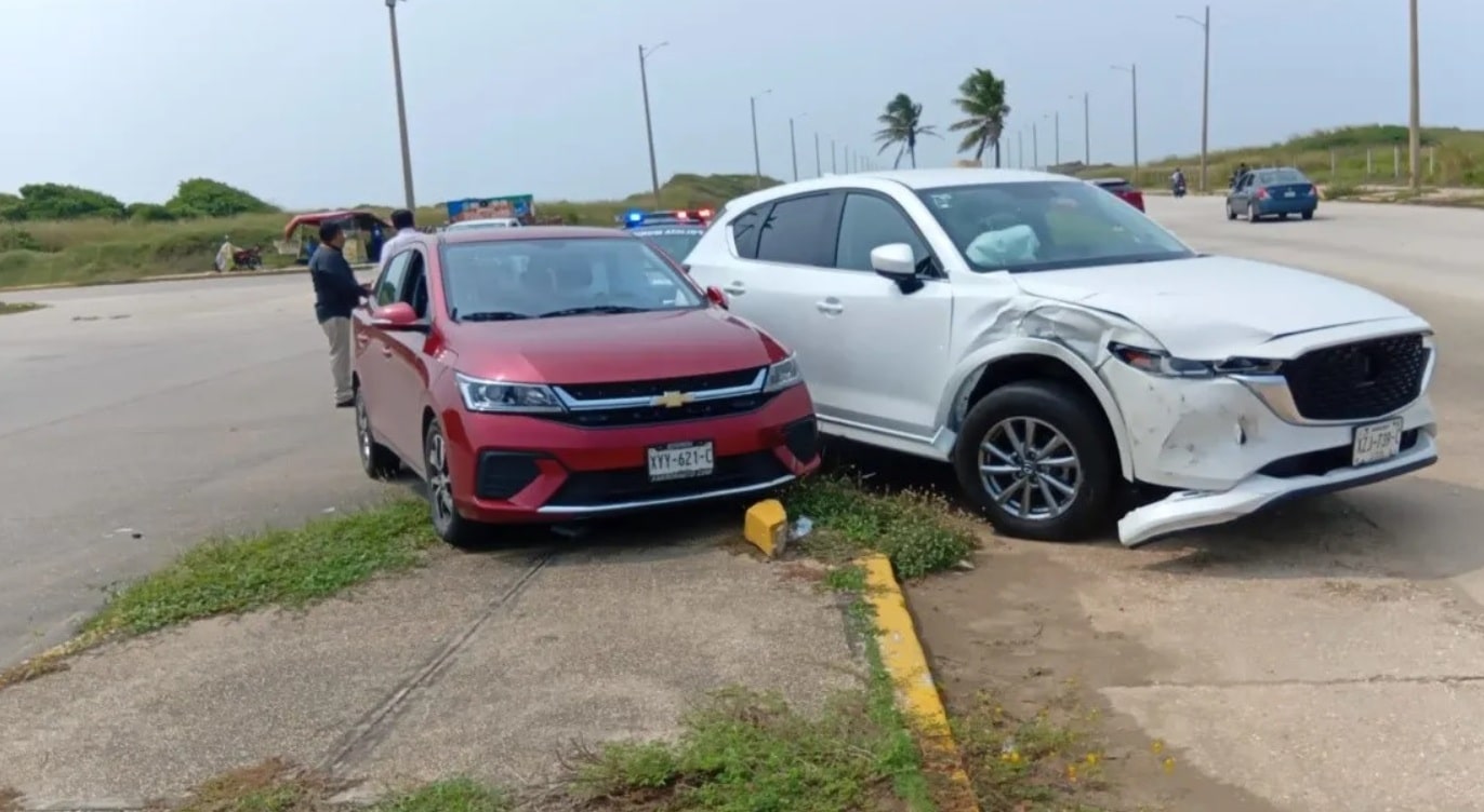 Choque en MalecÃƒÂ³n de Coatzacoalcos causa solo daÃƒÂ±os materiales