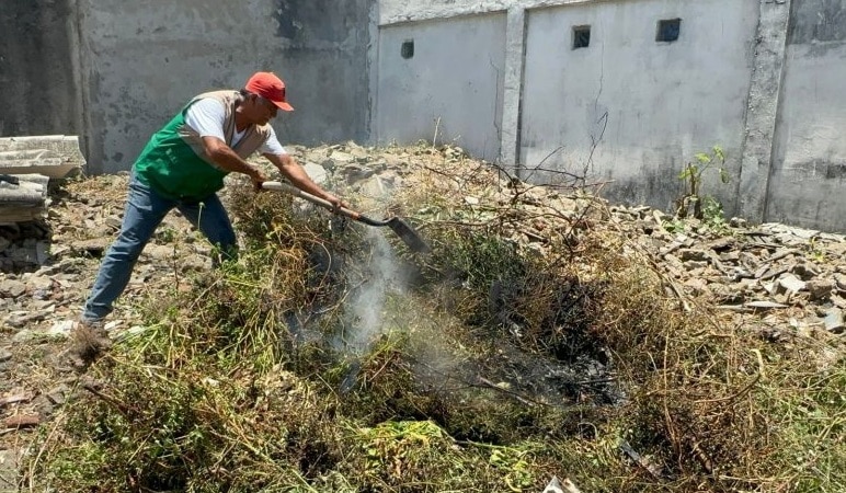Ciudadano quema basura en Coatzacoalcos y moviliza bomberos