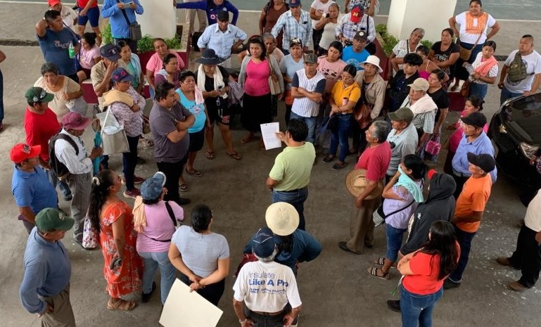 Ciudadanos de Chinameca gestionan rehabilitación de carretera y drenaje