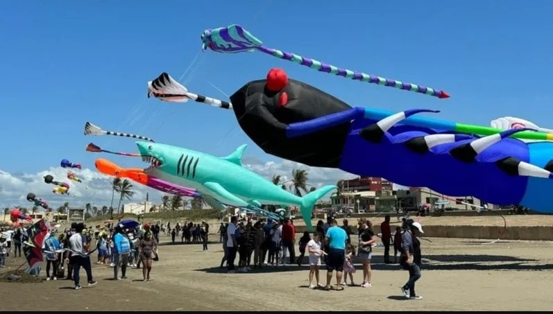 Coatzacoalcos disfruta papalotes gigantes en Festival del Mar