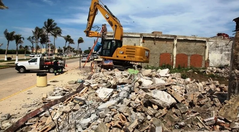 Coatzacoalcos embellece MalecÃƒÂ³n con demoliciÃƒÂ³n de lotes abandonados