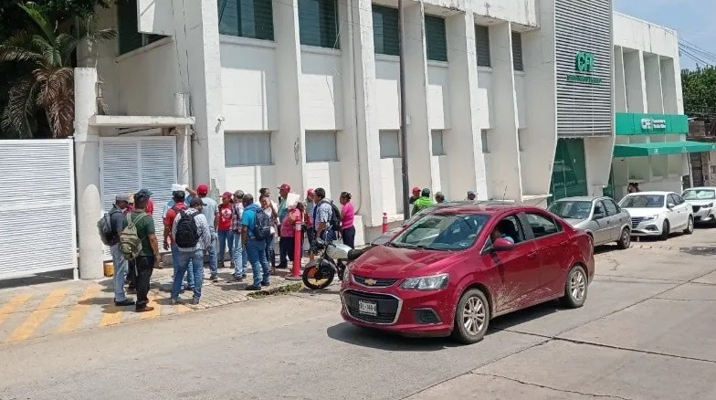 Comunidades de MinatitlÃƒÂ¡n protestan por cortes de luz constantes