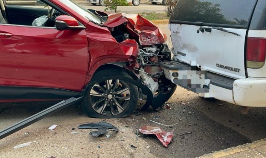 Conductor choca camioneta contra dos autos en Coatzacoalcos