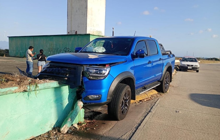 Conductor ebrio choca contra jardinera en Coatzacoalcos
