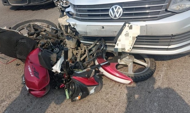 Conductora embiste a pareja en moto en malecÃƒÂ³n de Coatzacoalcos