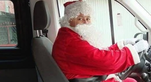 Conductora se disfraza de Santa Claus para celebrar Navidad