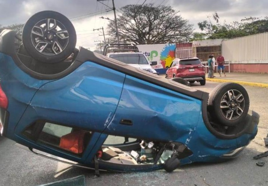 Conductora volcada en Coatzacoalcos provoca caos vehicular