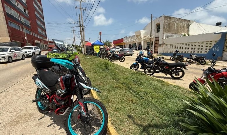 Decenas de motociclistas tramitan nuevas placas en Coatzacoalcos