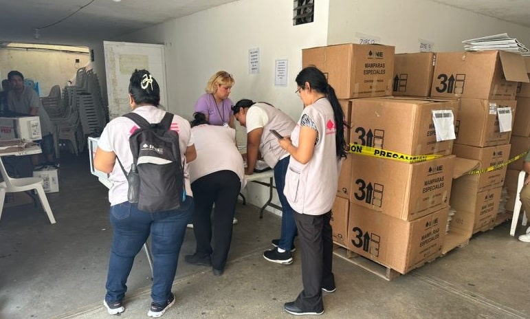 Entrega de paqueterÃƒÂ­a electoral en Coatzacoalcos, Distrito 11