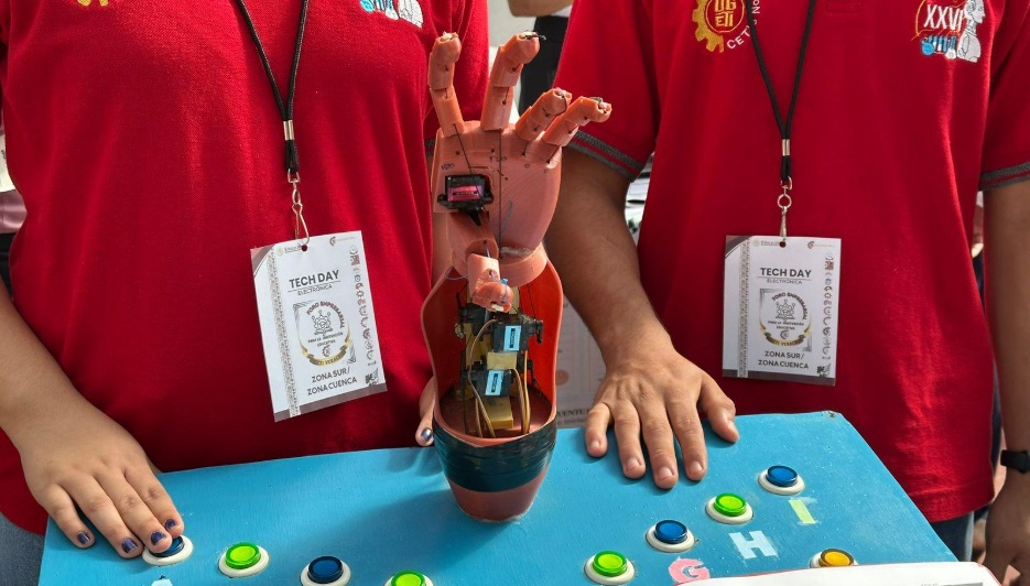 Estudiantes de MinatitlÃƒÂ¡n crean mano animatrÃƒÂ³nica educativa