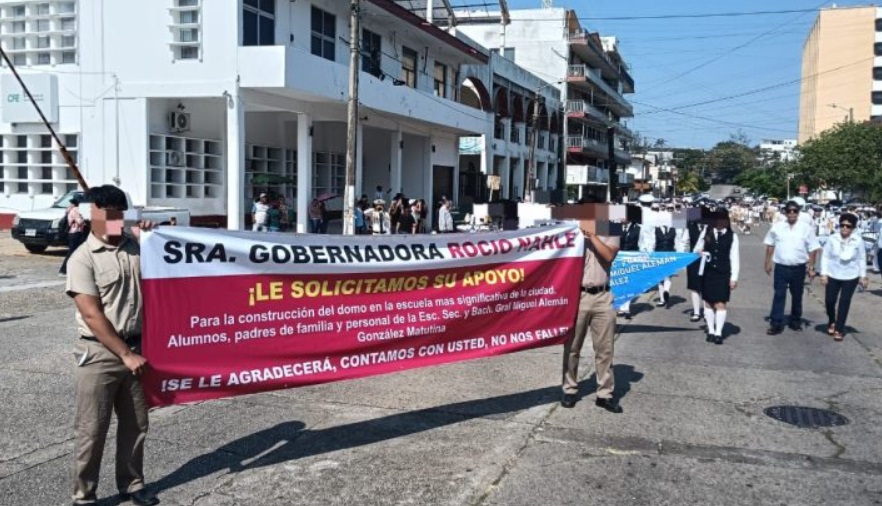Estudiantes y profesores de Coatzacoalcos piden un domo escolar