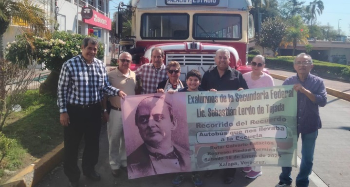 Exalumnos recrean ruta de autobús hacia su escuela en Xalapa
