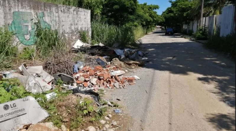 Exigen rehabilitación de calle Los Almendros en Coatzacoalcos