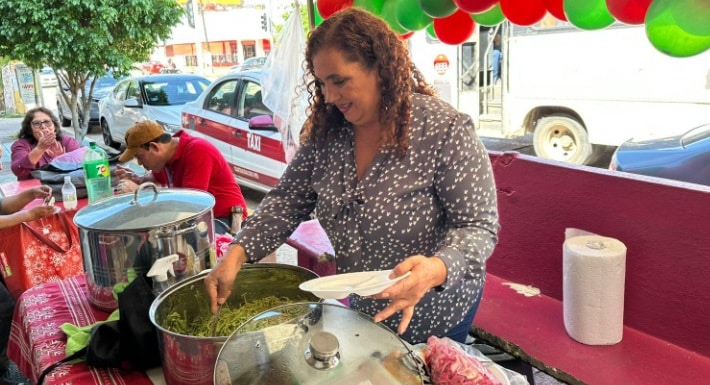 Ãƒâ€°xito en negocio de ropa de paca celebra con comida para clientes