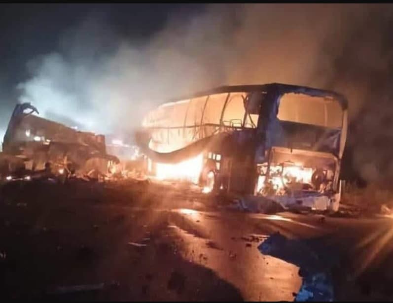 Fuerte choque entre trailer y autobÃƒÂºs deja mÃƒÂ¡s de 30 muertos