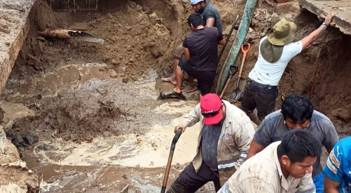 Fuga de agua causa caos en el centro de Coatzacoalcos