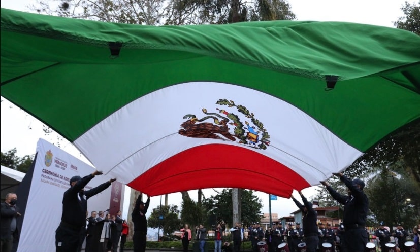 Gobierno estatal rinde homenaje a la bandera nacional con patriotismo