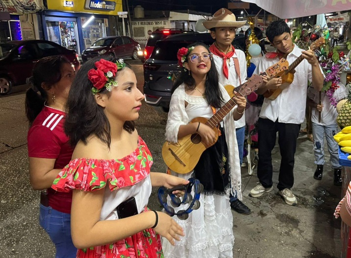 Grupo de Son Jarocho interpreta La Rama en Minatitlán
