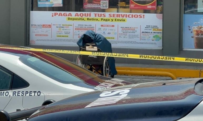 Hombre en silla de ruedas conmueve afuera de OXXO en Coatzacoalcos
