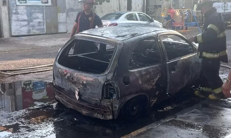 Incendio de auto en Avenida 20 de Noviembre, Veracruz