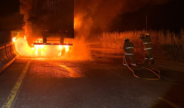Incendio de tractocamión con cloro sin lesionados reportados