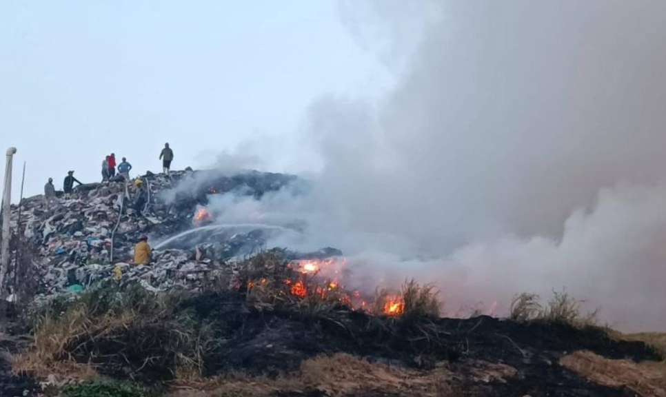 Incendio en basurero municipal de Coatzacoalcos sofocado por bomberos