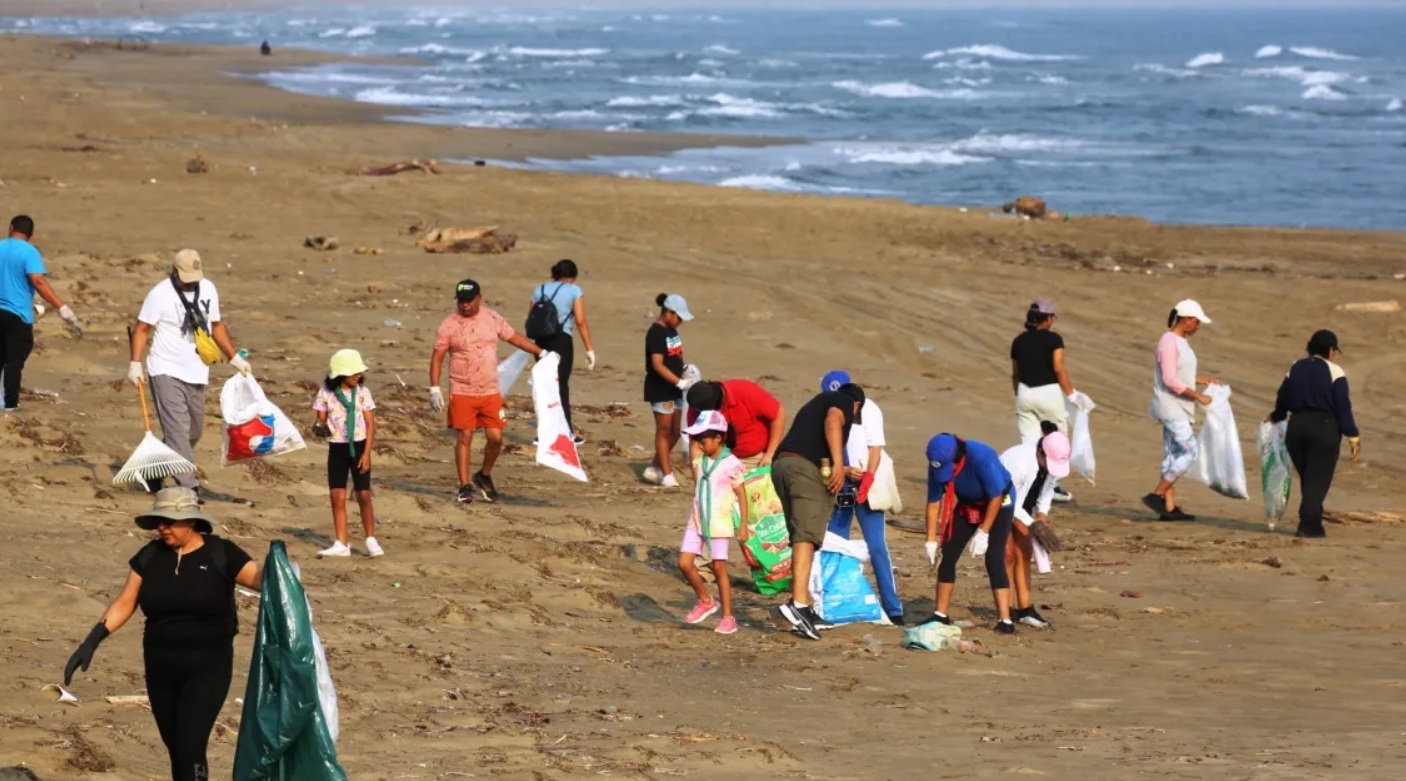 Jornada de limpieza en el malecón de Coatzacoalcos