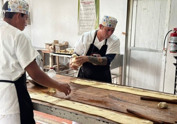 JÃƒÂ³venes en rehabilitaciÃƒÂ³n crean rosca de Reyes en Coatzacoalcos