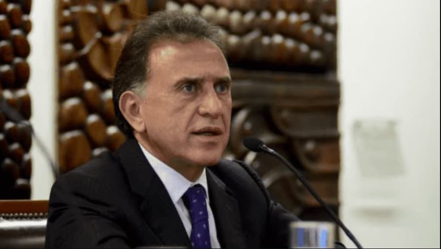 La misteriosa carpeta azul de Yunes y su controversia
