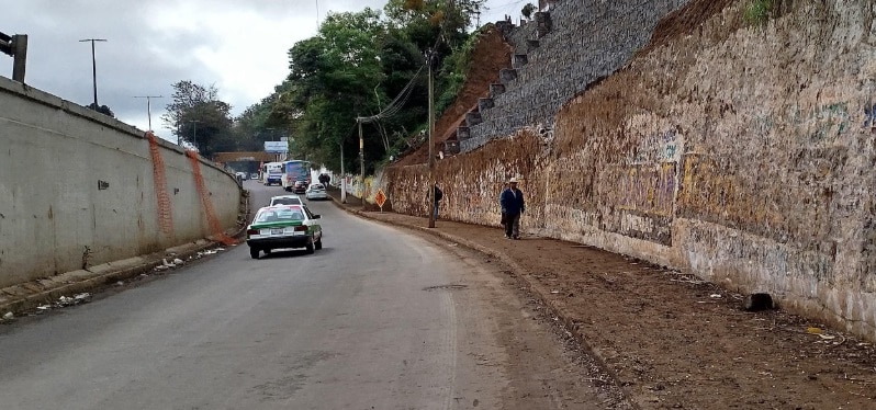 Lateral del puente Macuiltepetl reabierta tras deslave de tierra